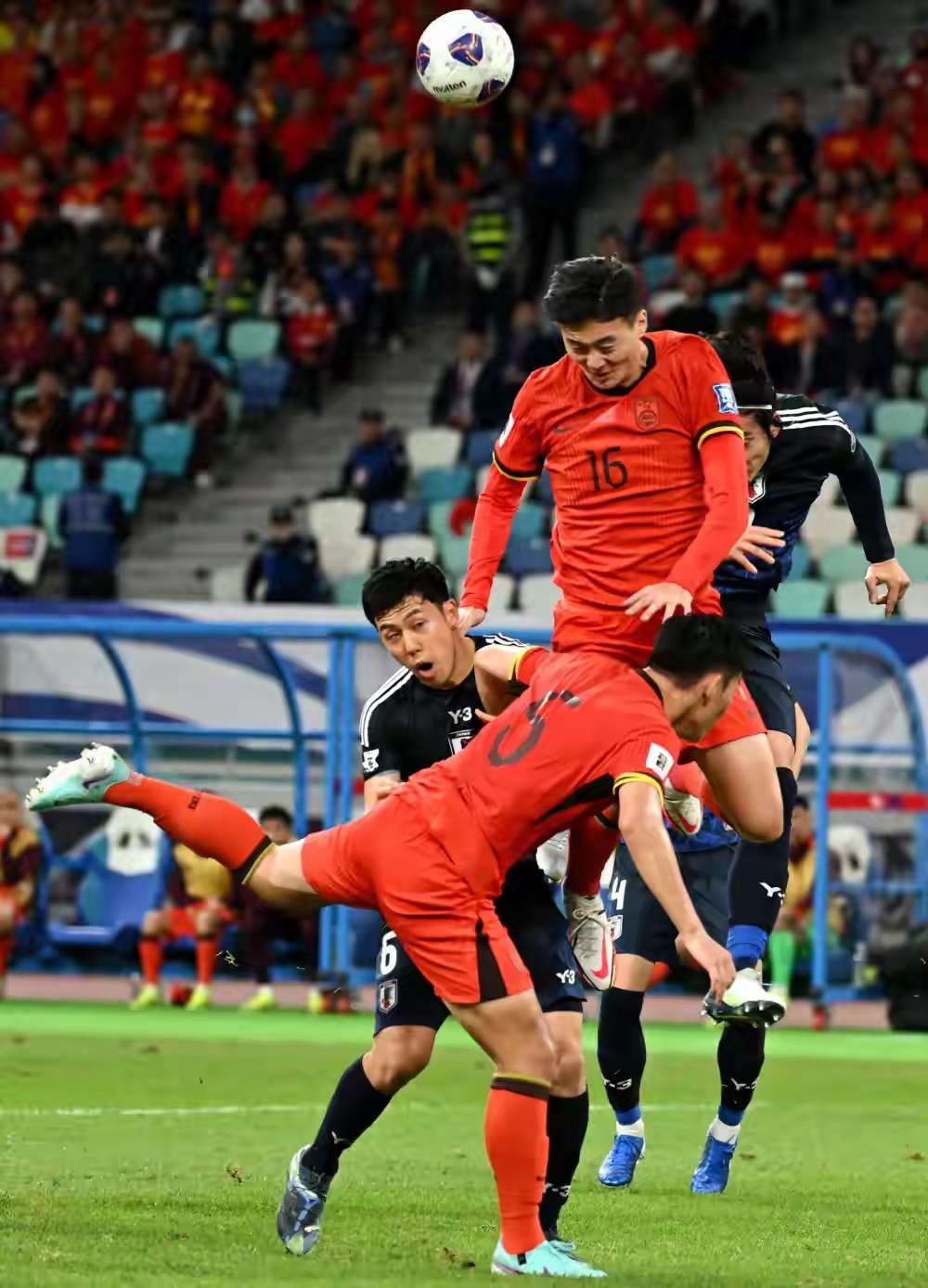 足球盛宴热情澎湃,豪门对阵激战连连 足球盛宴热情澎湃,豪门对阵激战连连