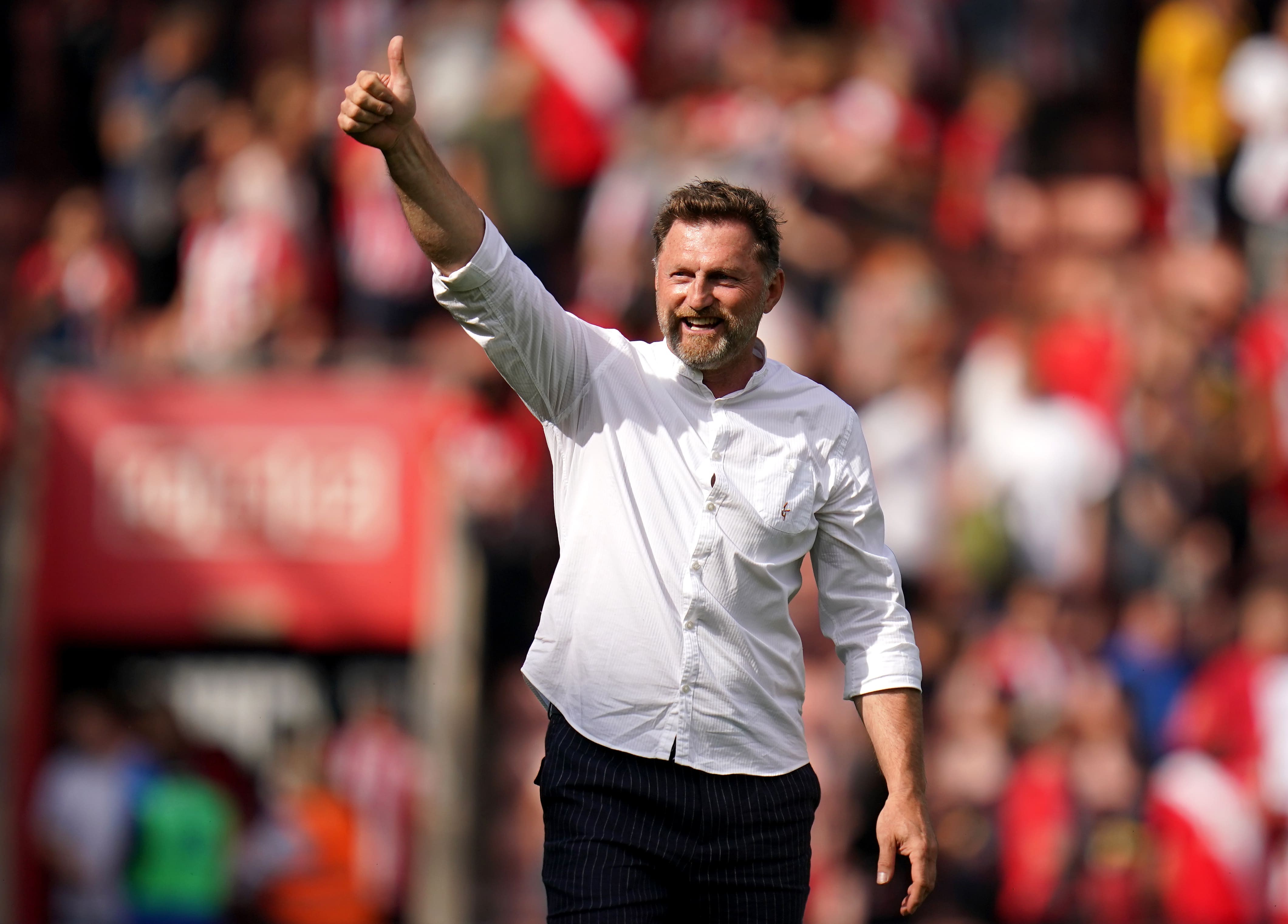 匈牙利队在客场比赛中全力冲刺取得胜利(匈牙利队首发)