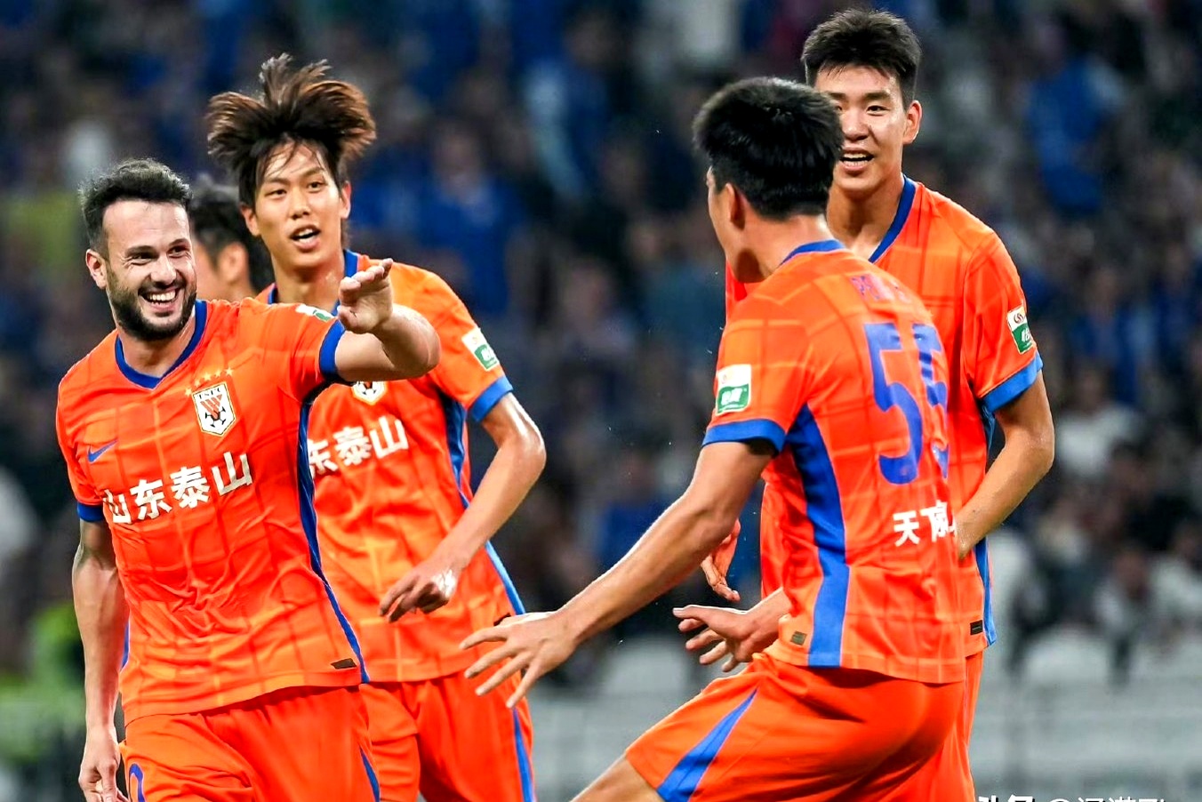 包含鲁能波澜起伏，赛场表现令人捉摸不透的词条